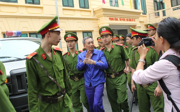 Nụ cười bí hiểm của bầu Kiên trên đường ra xe về trại giam ảnh 4